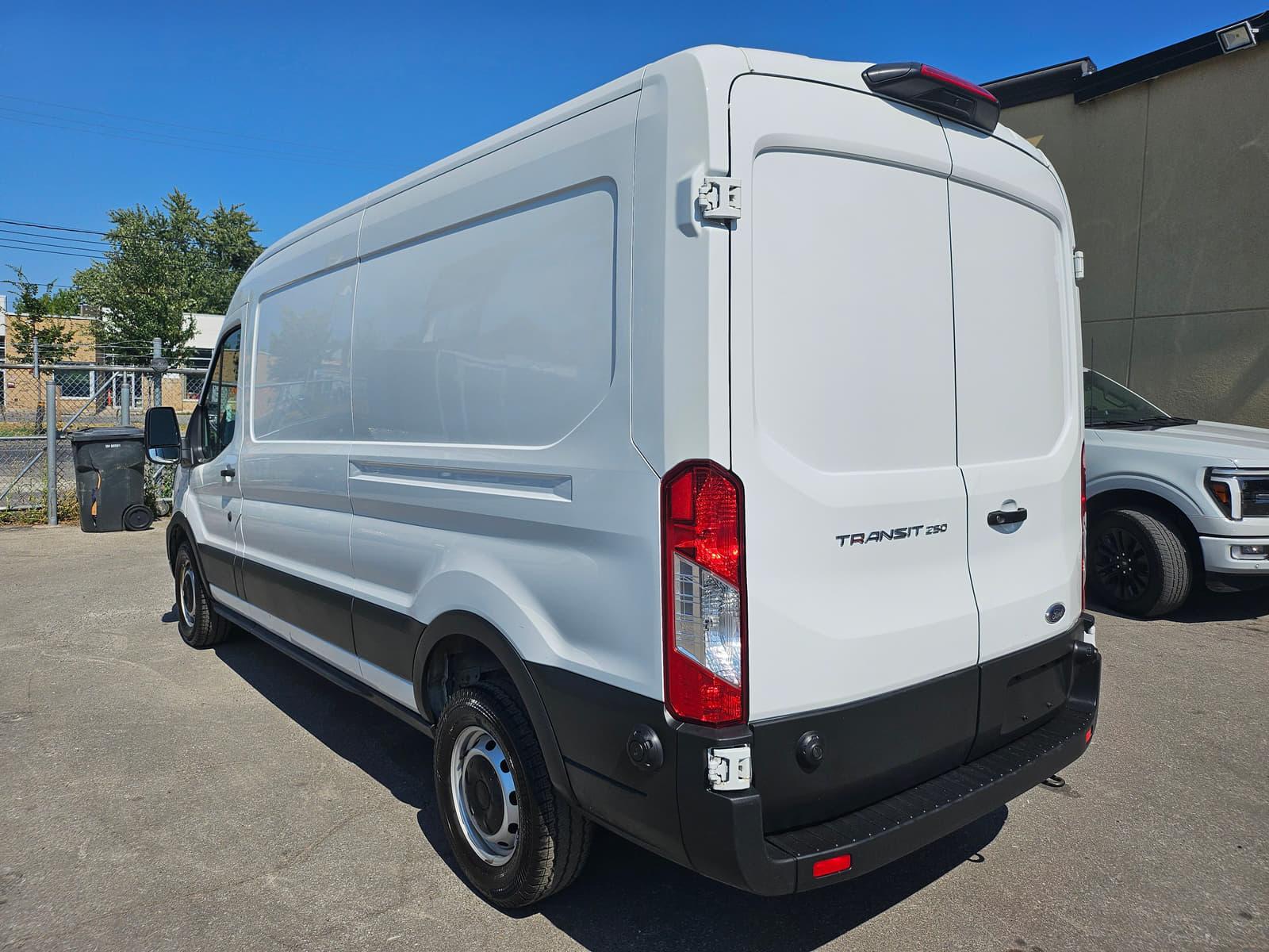 Ford Transit Cargo Van 2024 - Image 3