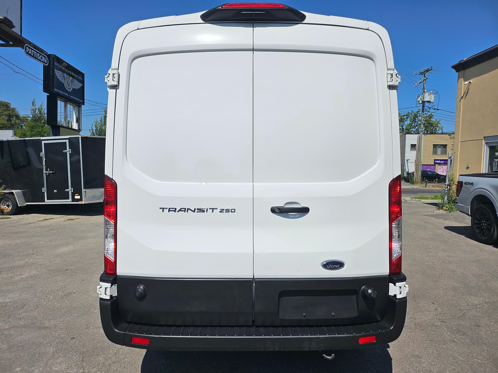 Ford Transit Cargo Van 2024 - Image 4