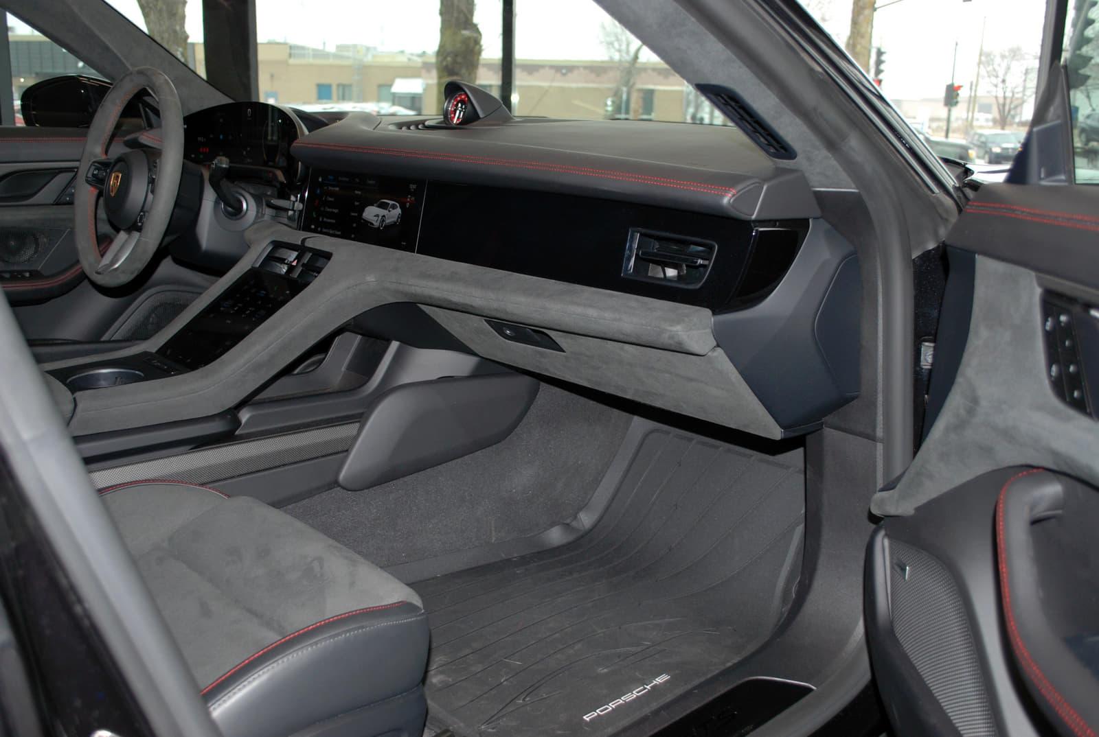 Porsche Taycan 2024 - Image 11