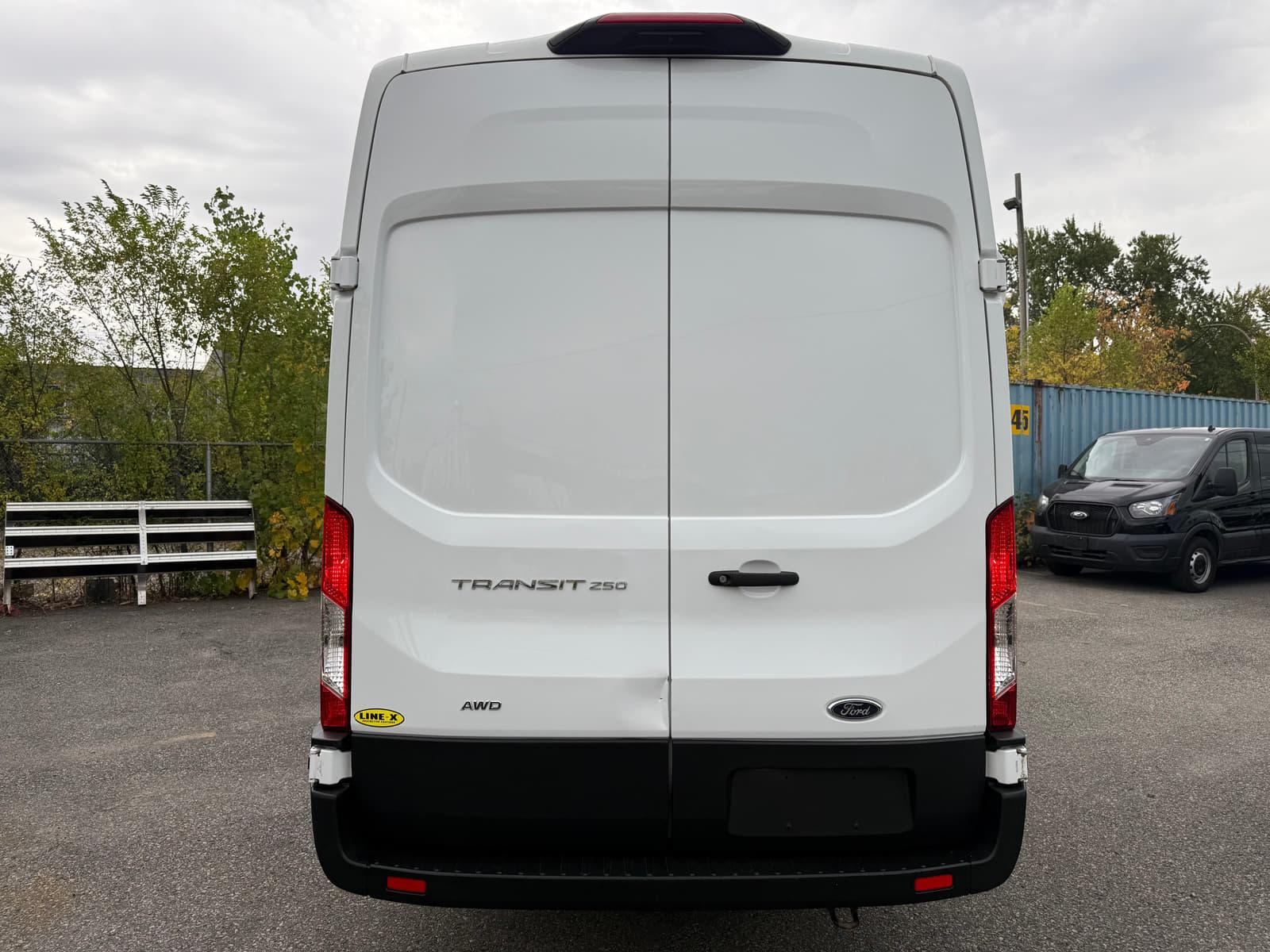 Ford Transit Cargo Van 2022 - Image 4