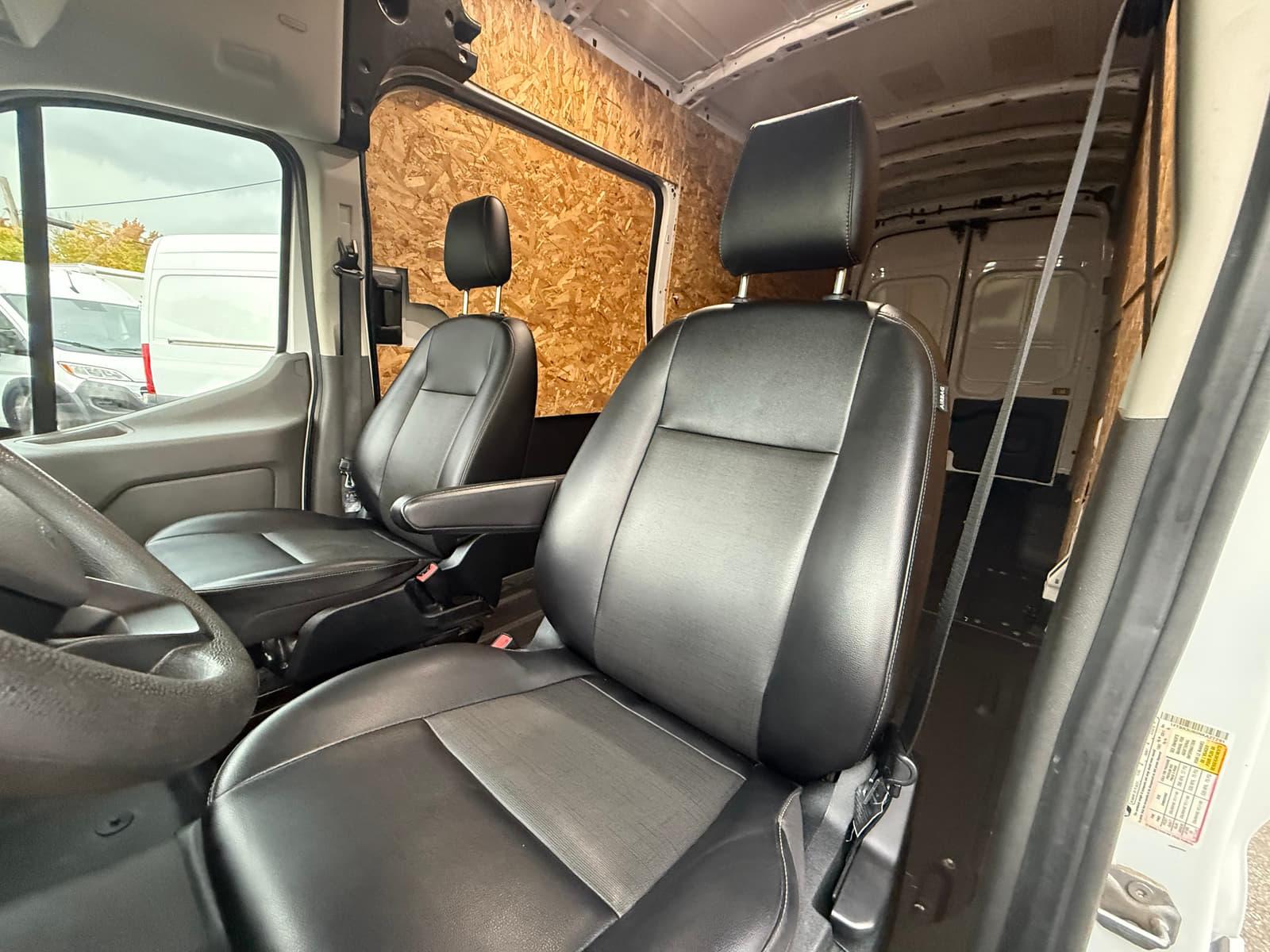 Ford Transit Cargo Van 2022 - Image 28