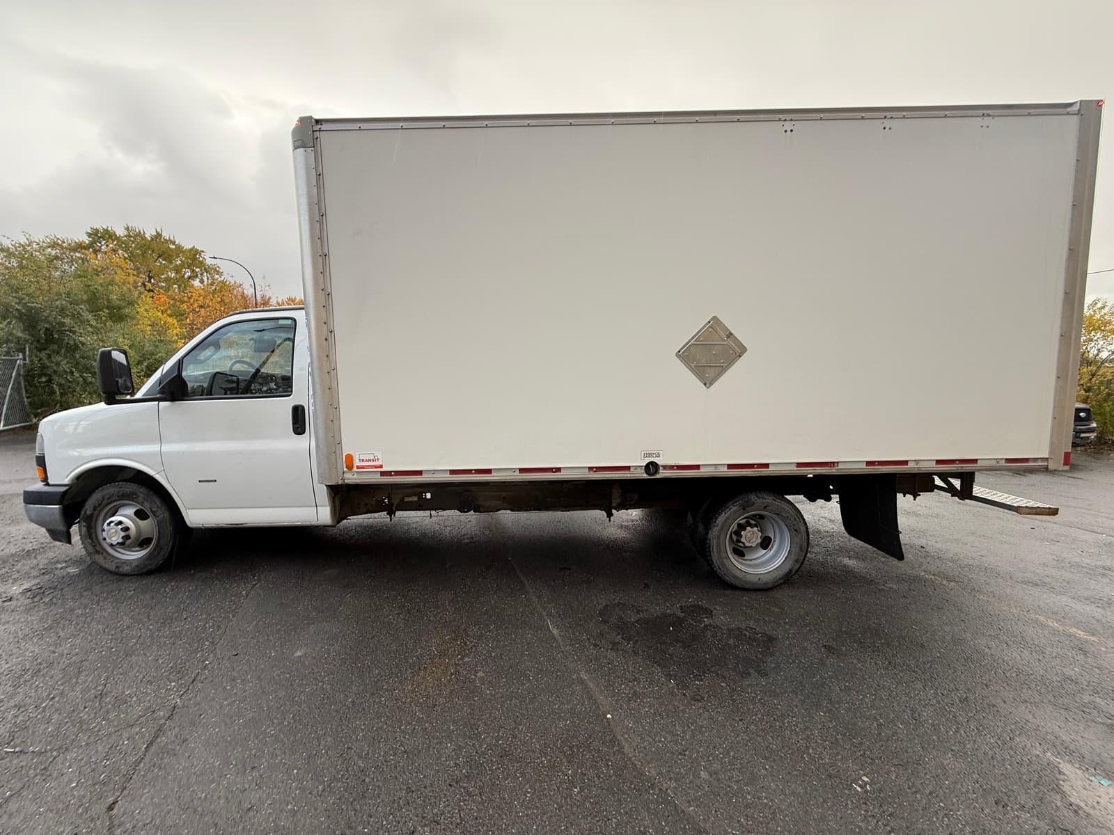 Chevrolet Express G3500 2018 - Image 2