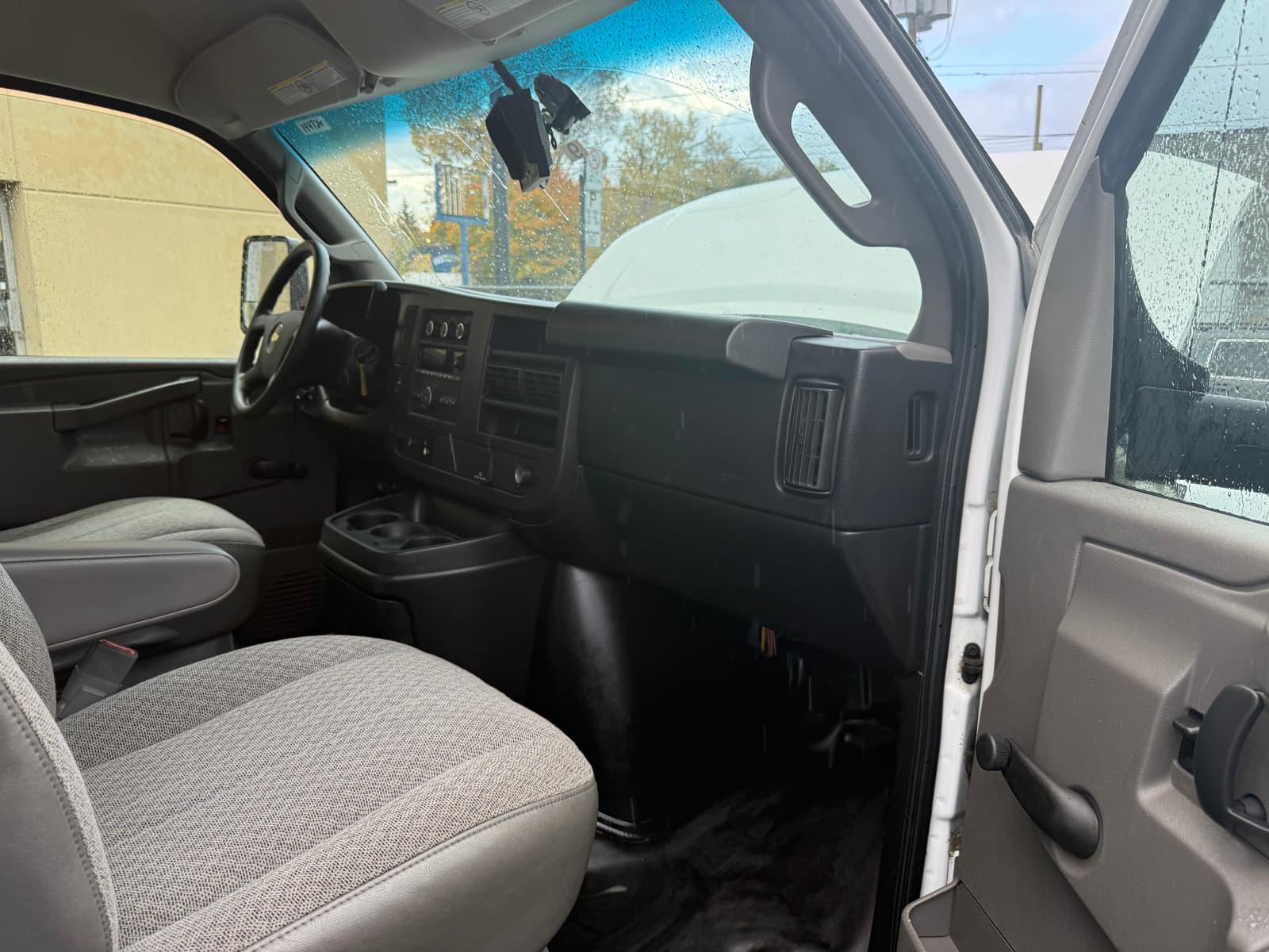 Chevrolet Express G3500 2018 - Image 20