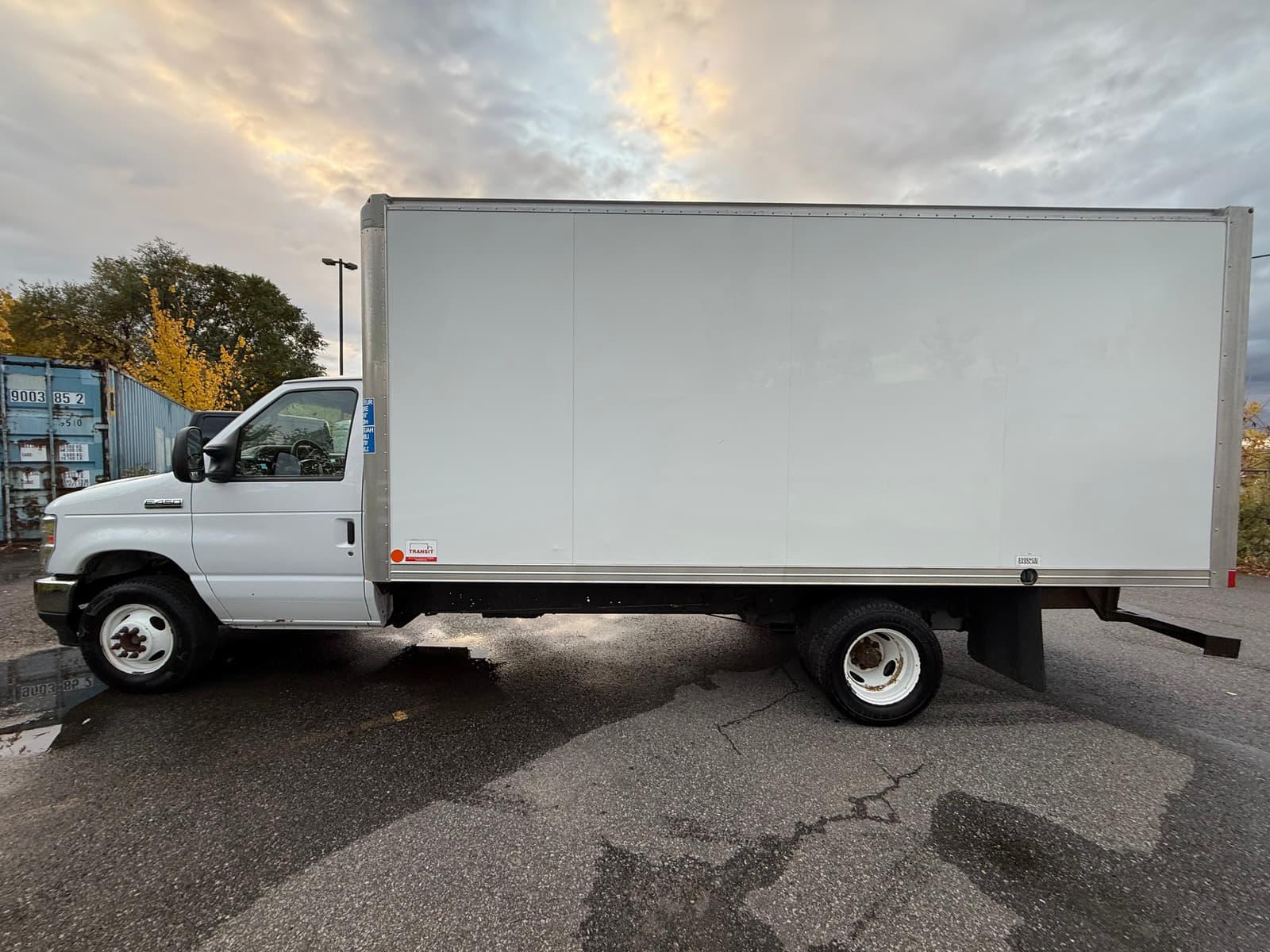 Ford E-Series Cutaway 2022 - Image 2