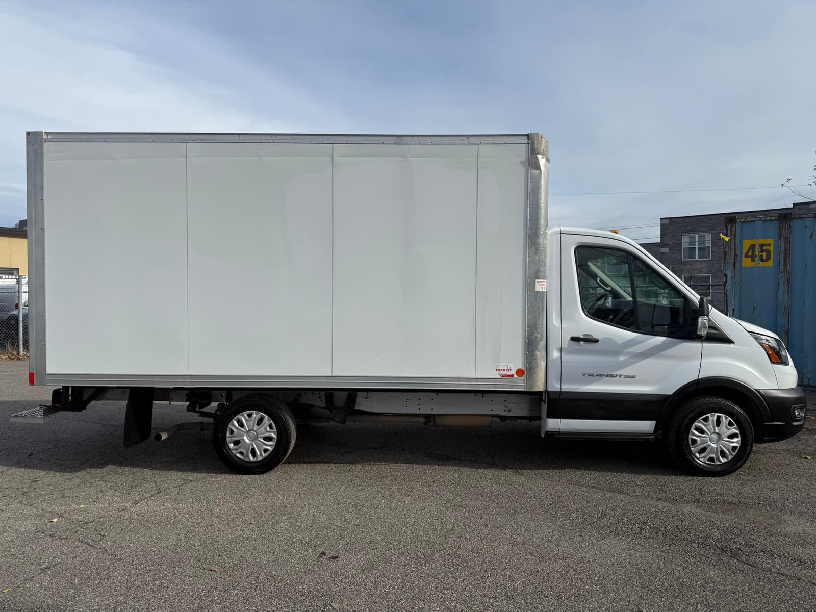 Ford Transit Cutaway 2023 - Image 6