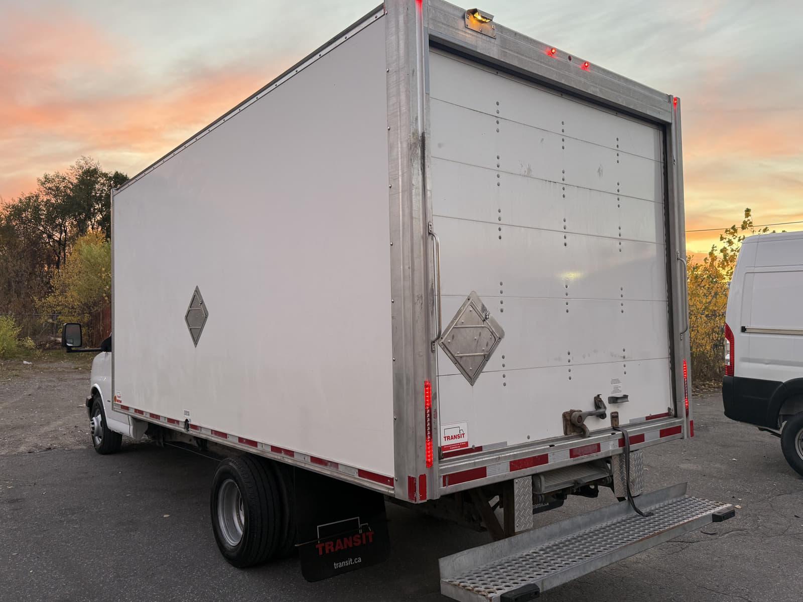 Chevrolet Express Cutaway 2019 - Image 3