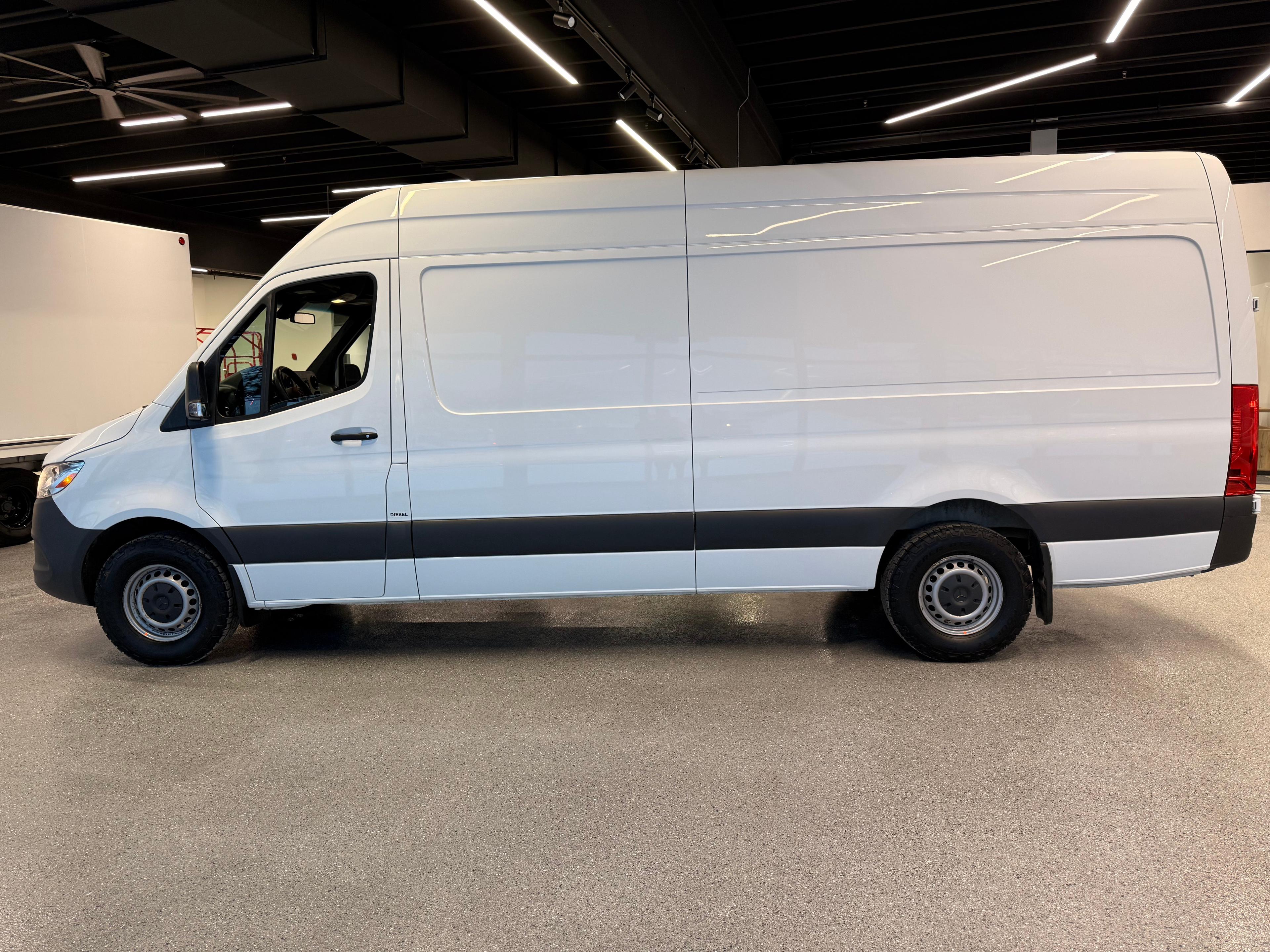 Mercedes-Benz Sprinter Cargo Van 2022 - Image 2