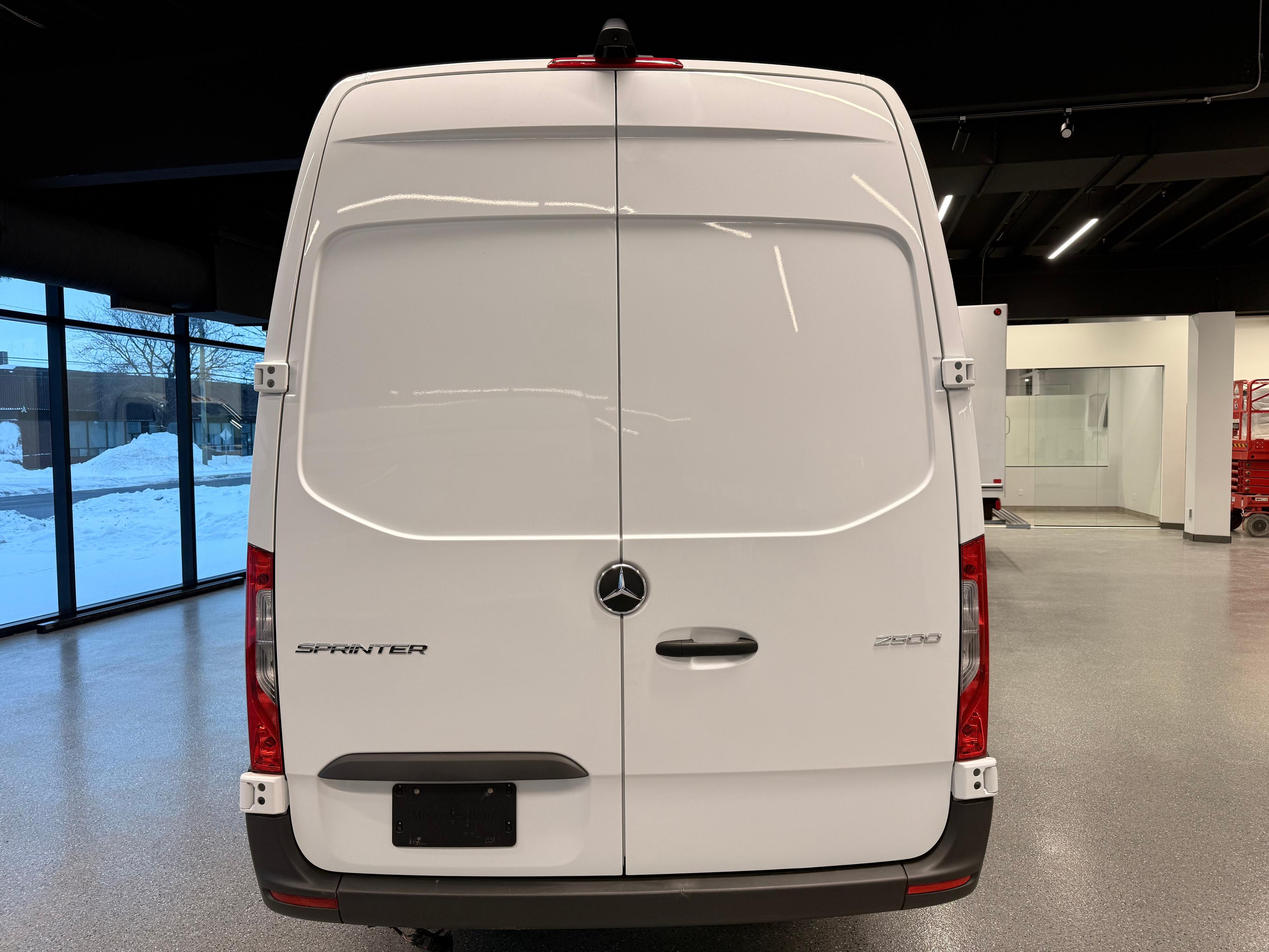 Mercedes-Benz Sprinter Cargo Van 2022 - Image 4