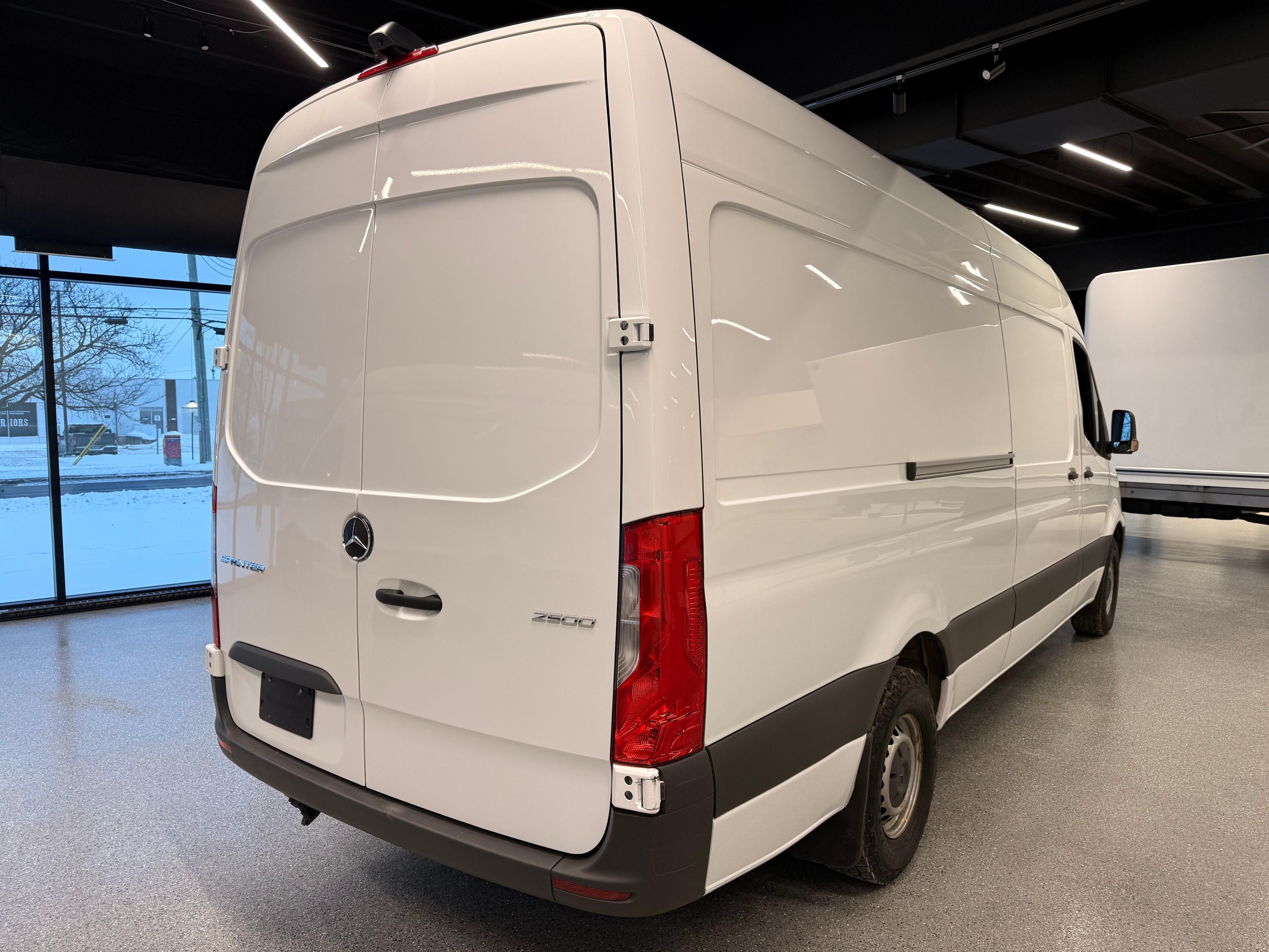 Mercedes-Benz Sprinter Cargo Van 2022 - Image 5