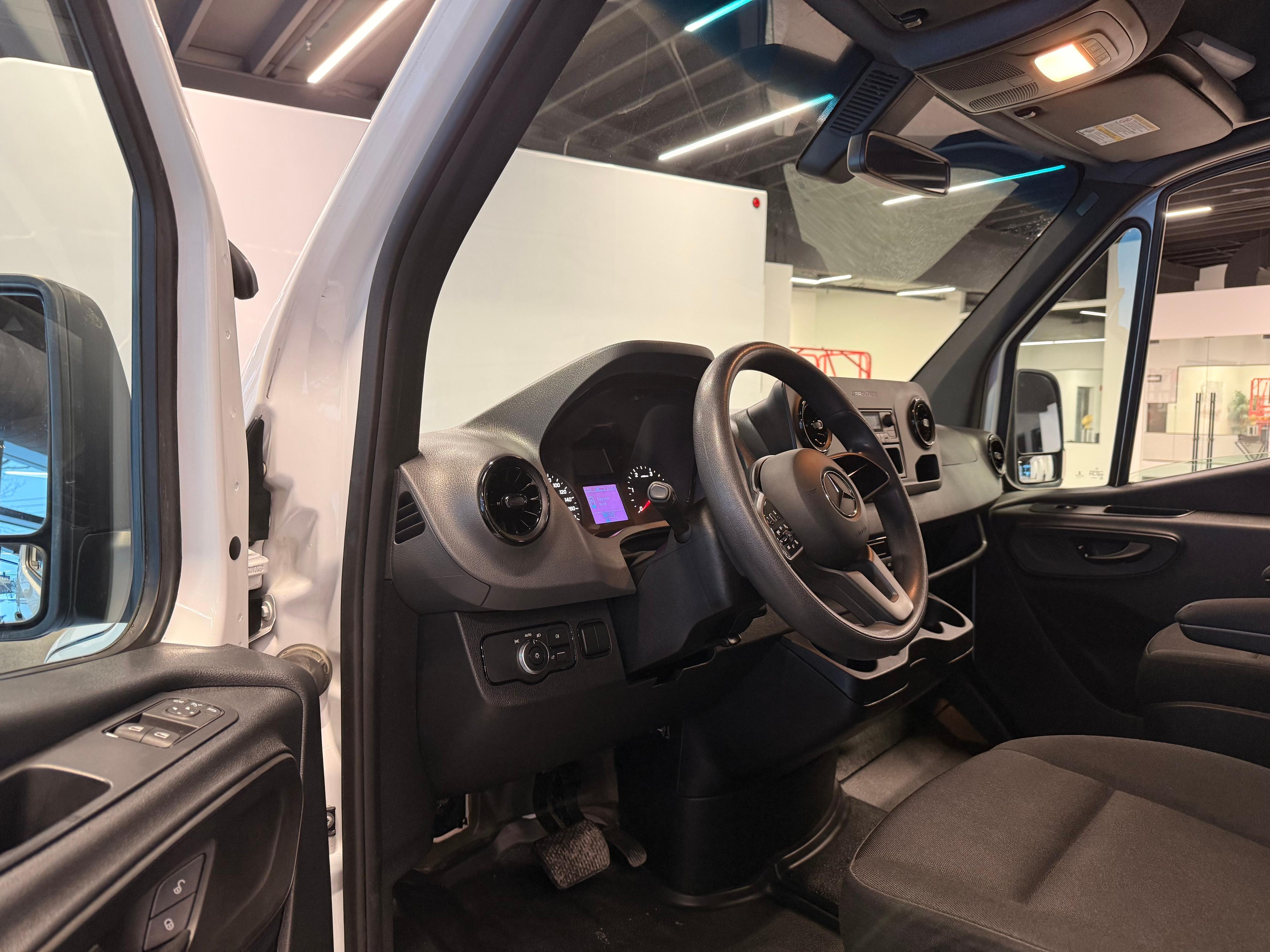 Mercedes-Benz Sprinter Cargo Van 2022 - Image 11