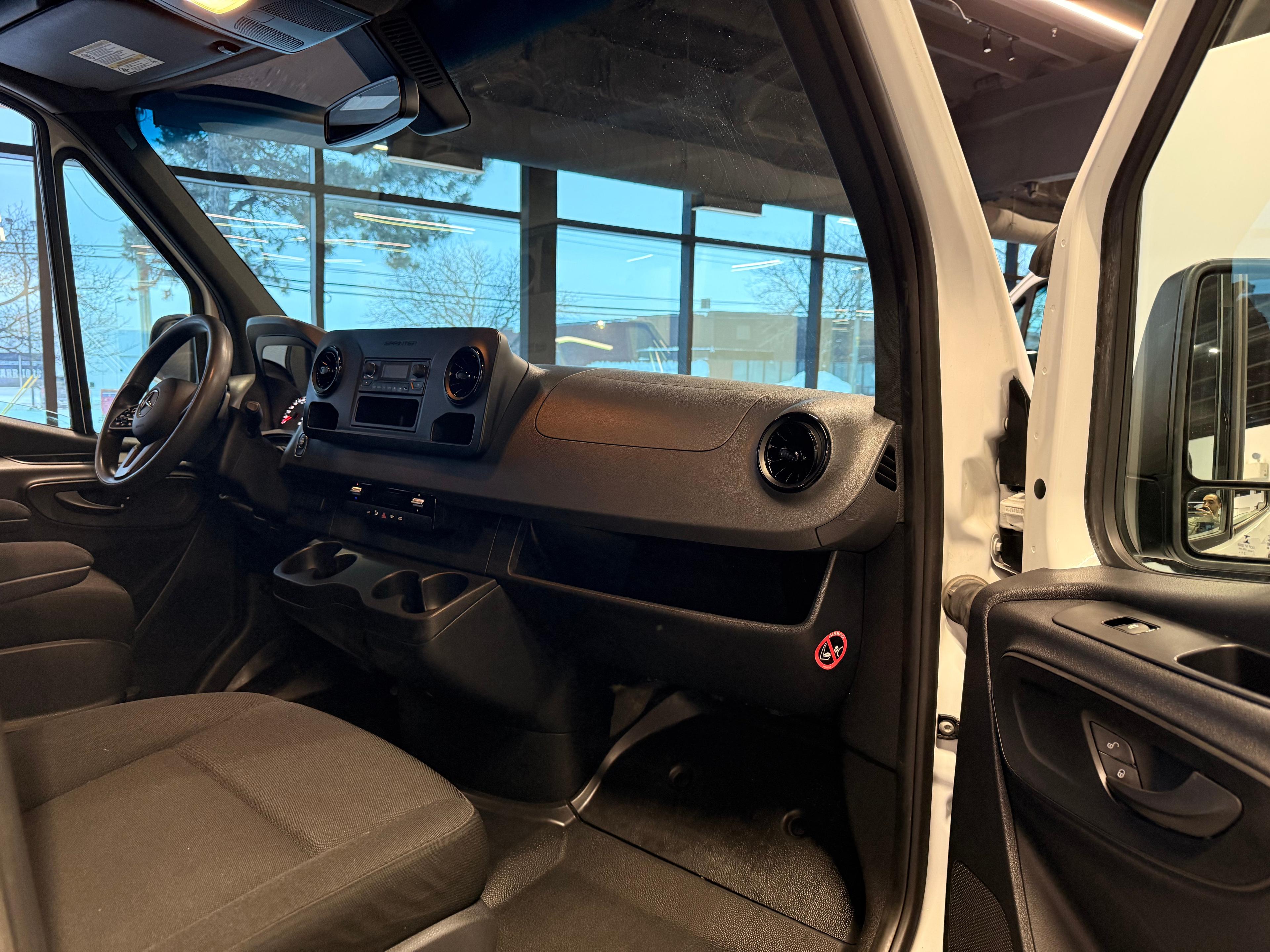 Mercedes-Benz Sprinter Cargo Van 2022 - Image 12