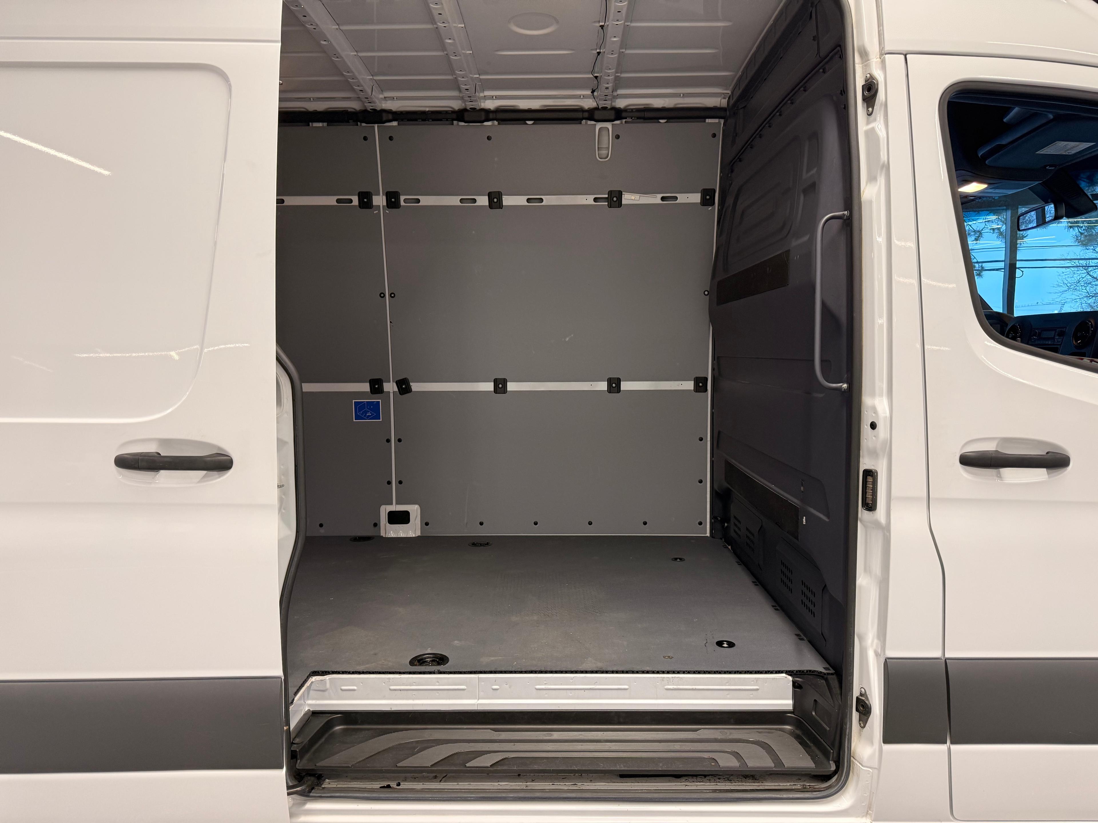 Mercedes-Benz Sprinter Cargo Van 2022 - Image 13
