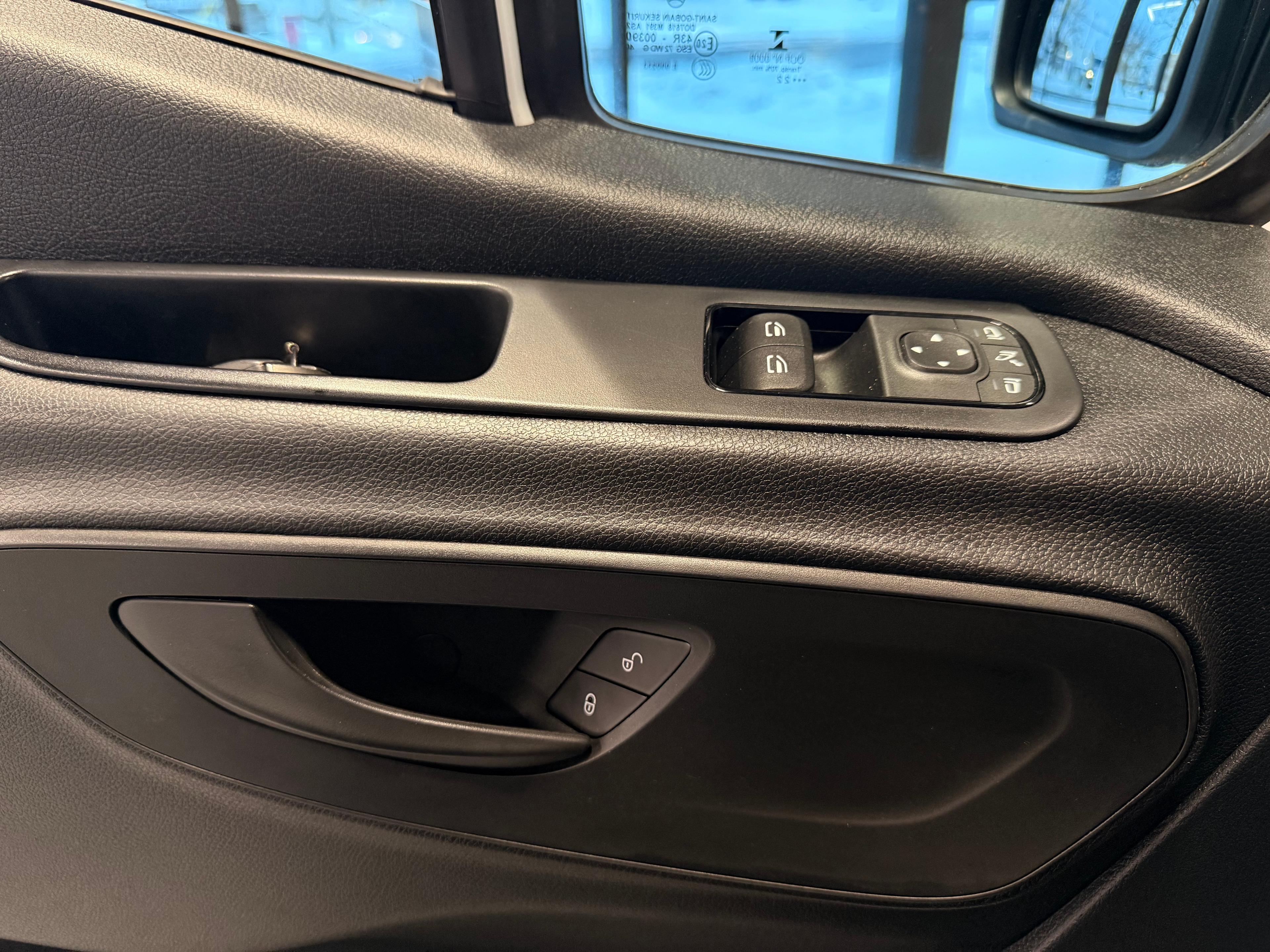 Mercedes-Benz Sprinter Cargo Van 2022 - Image 19