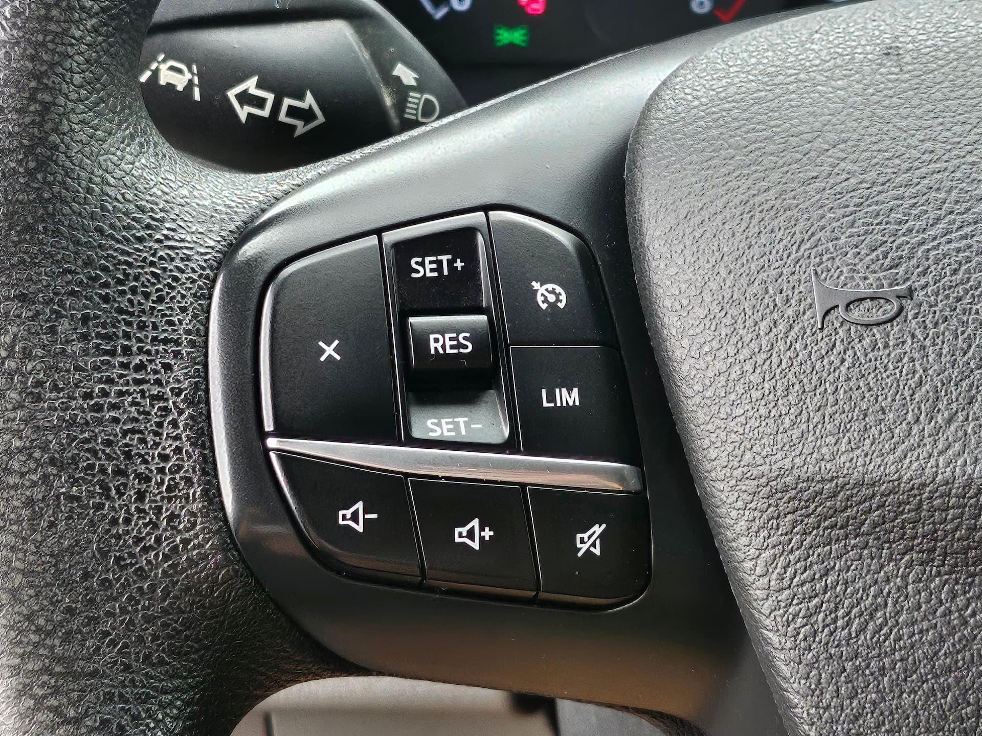 Ford Transit Cargo Van 2023 - Image 22