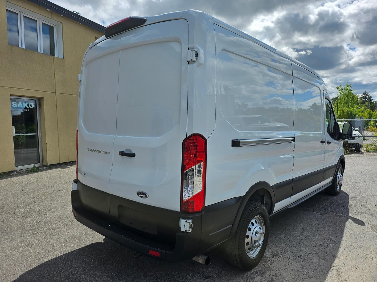 Ford Transit Cargo Van 2022 - Image 5