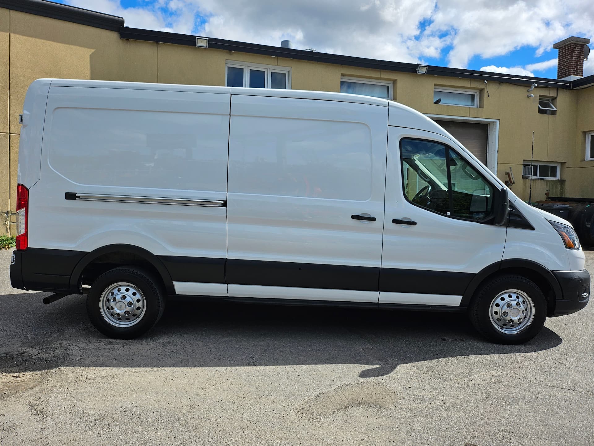 Ford Transit Cargo Van 2022 - Image 6