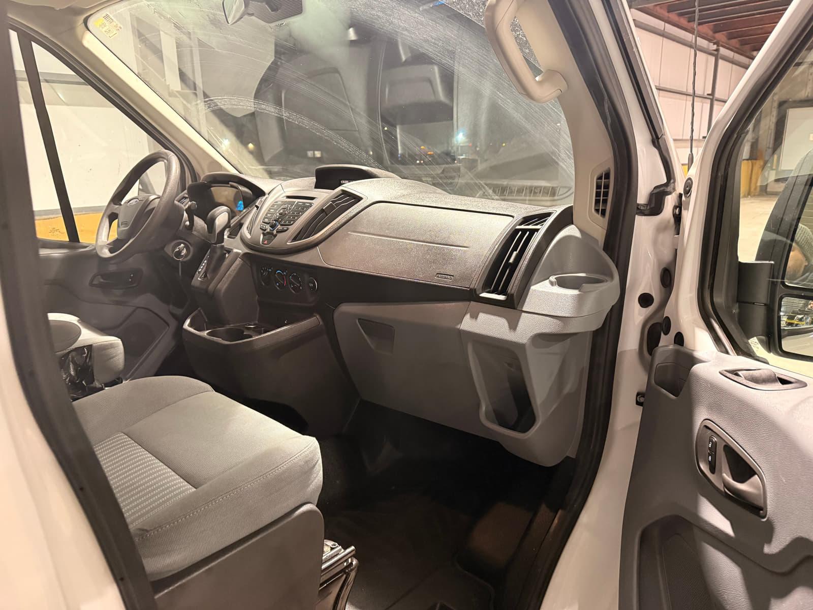 Ford Transit Passenger Wagon 2015 - Image 12