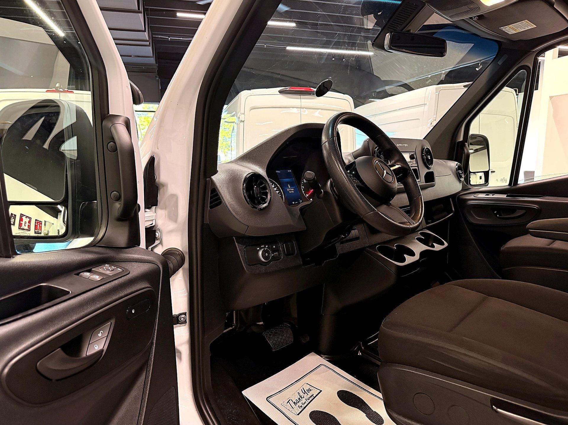 Mercedes-Benz Sprinter Cargo Van 2025 - Thumbnail 11