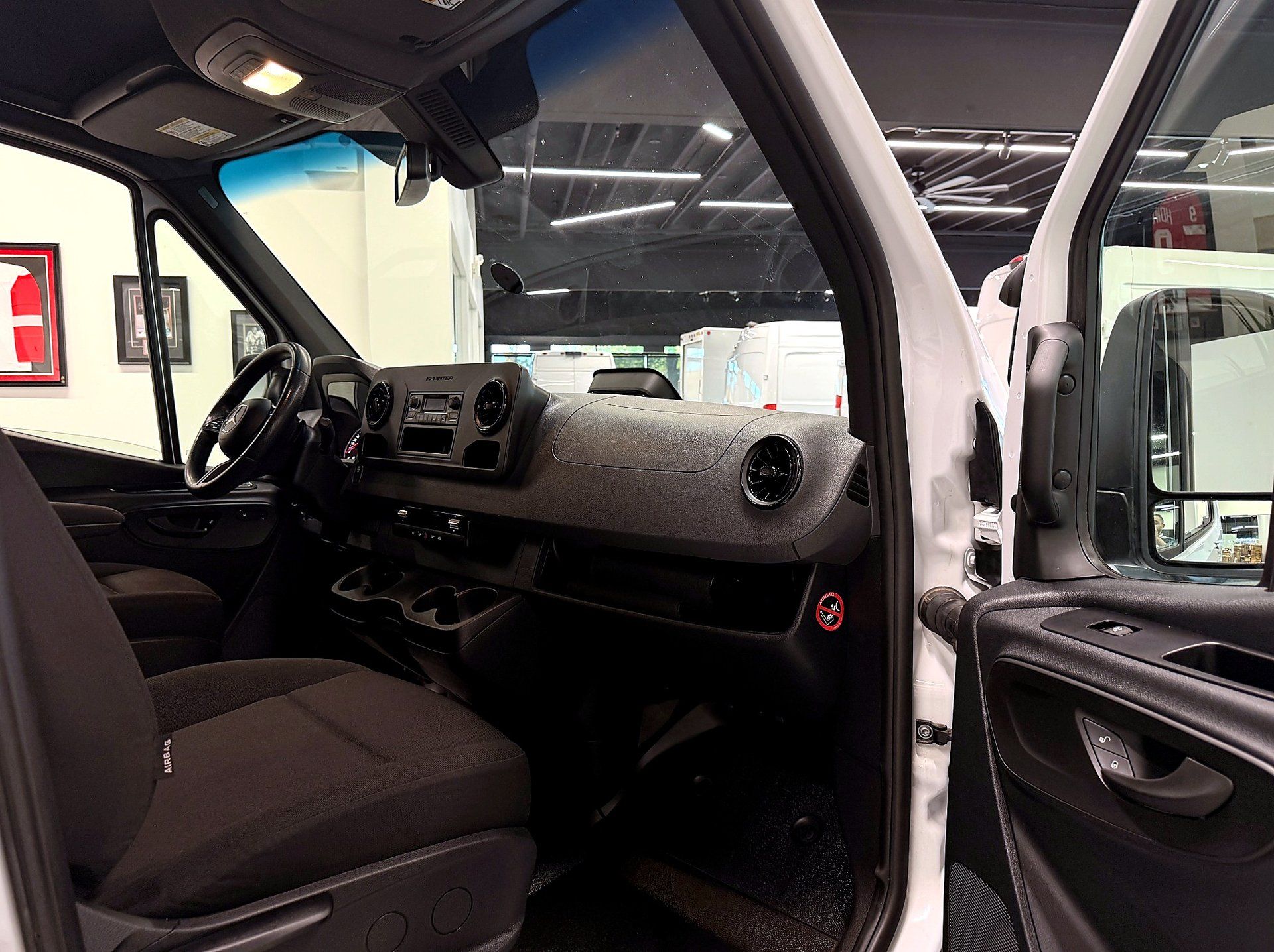 Mercedes-Benz Sprinter Cargo Van 2025 - Thumbnail 12
