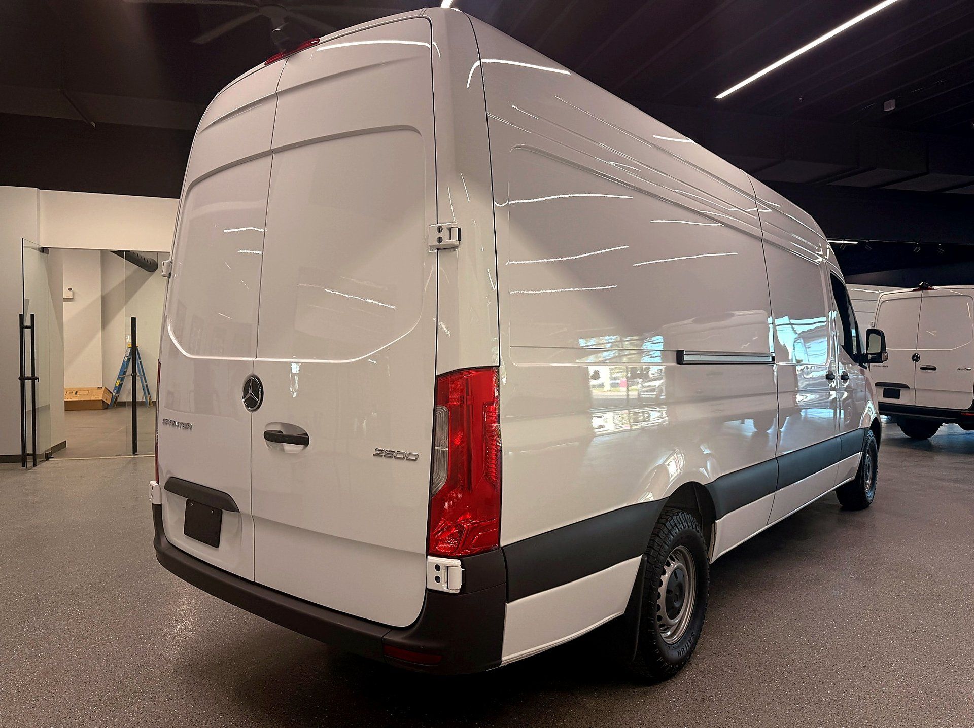 Mercedes-Benz Sprinter Cargo Van 2025 - Thumbnail 5