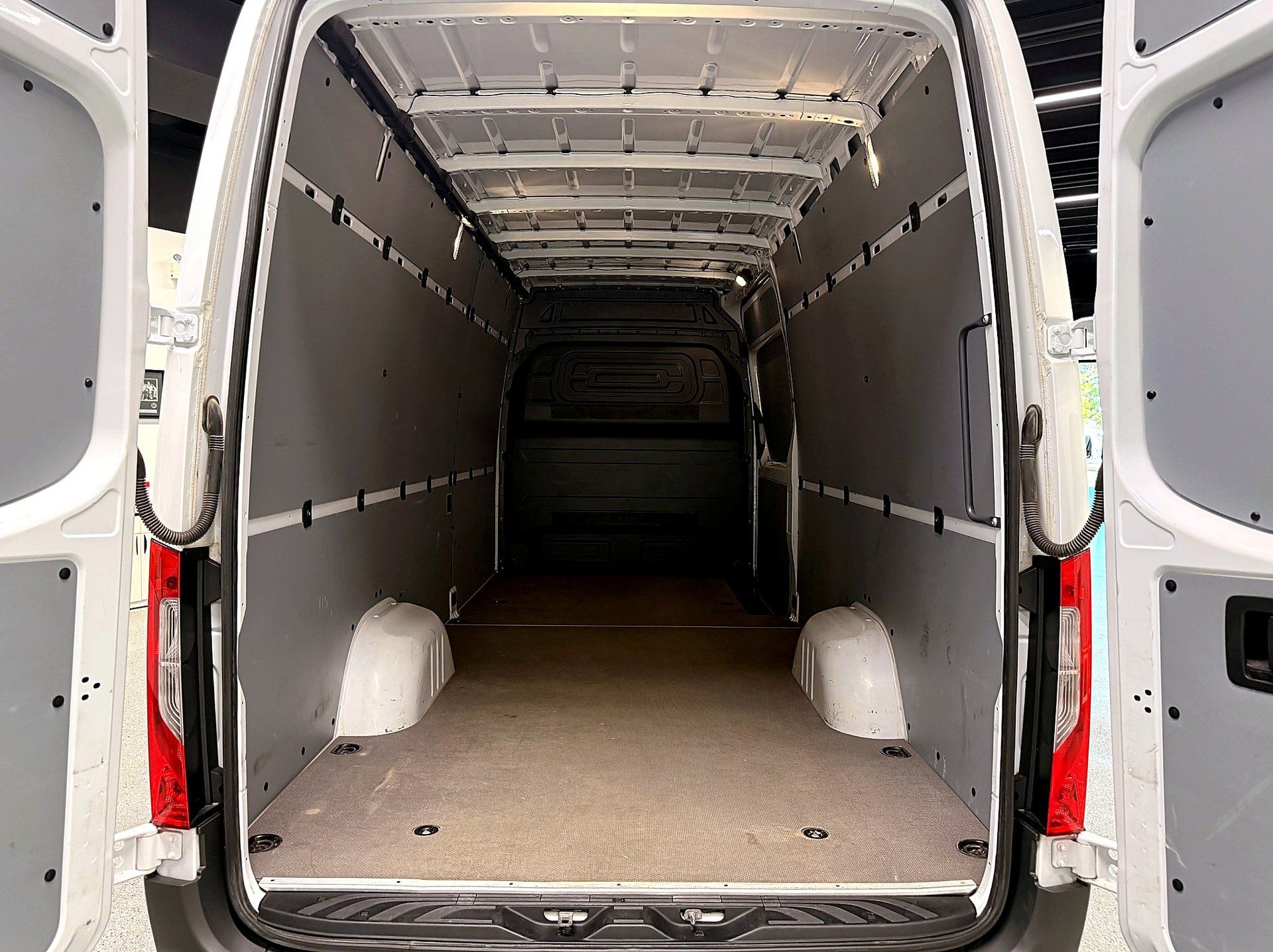 Mercedes-Benz Sprinter Cargo Van 2025 - Thumbnail 15