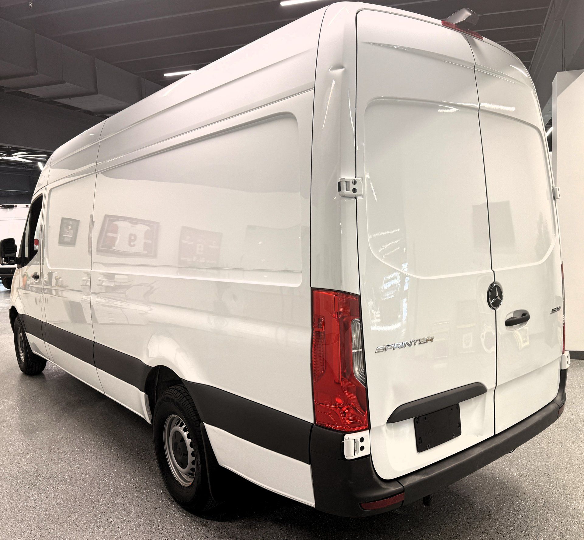 Mercedes-Benz Sprinter Cargo Van 2024 - Thumbnail 3