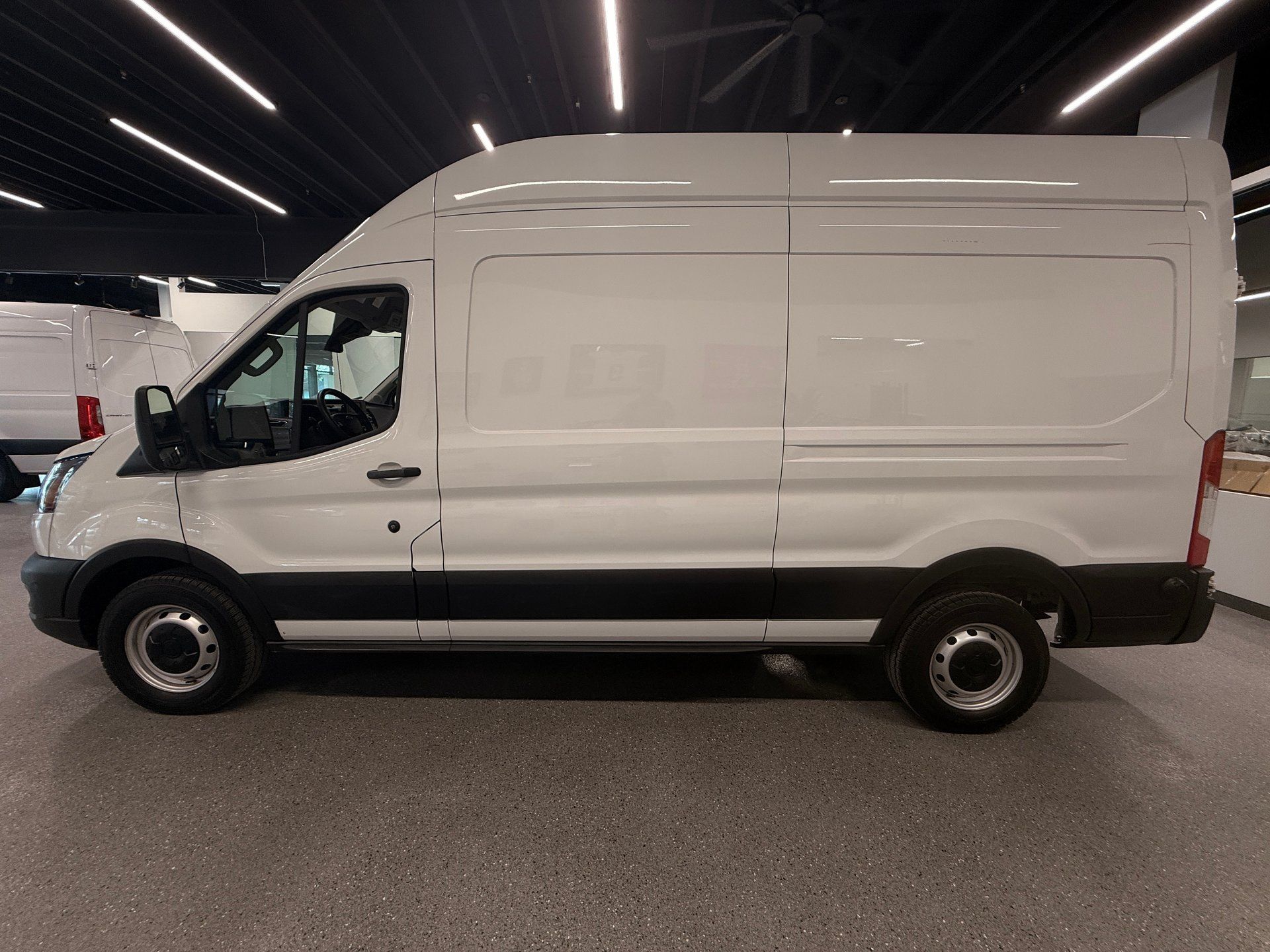 Ford Transit Cargo Van 2024 - Thumbnail 2