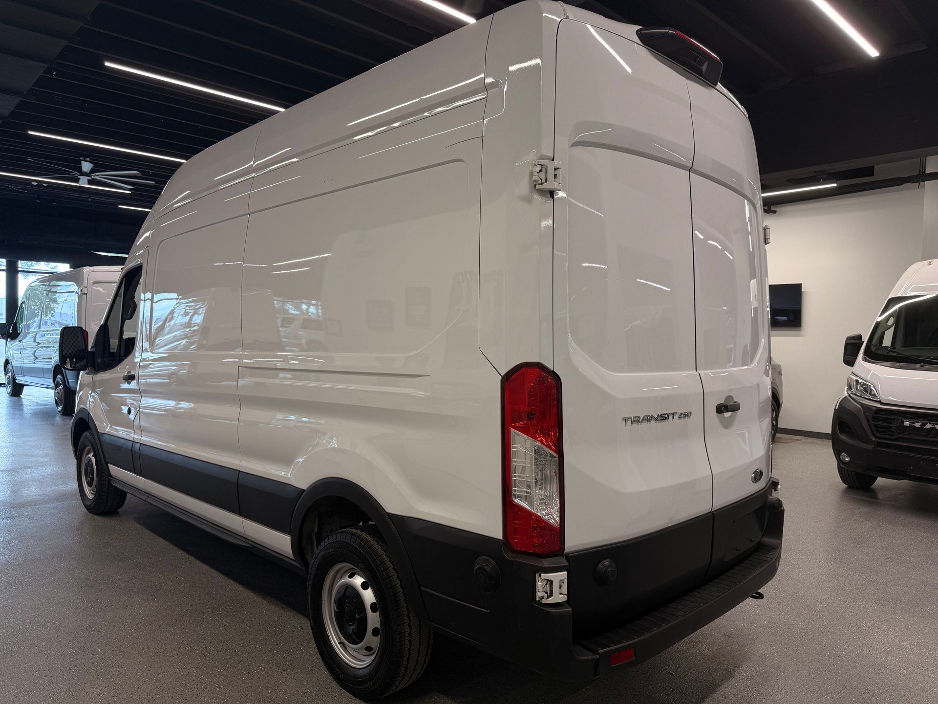 Ford Transit Cargo Van 2024 - Thumbnail 3