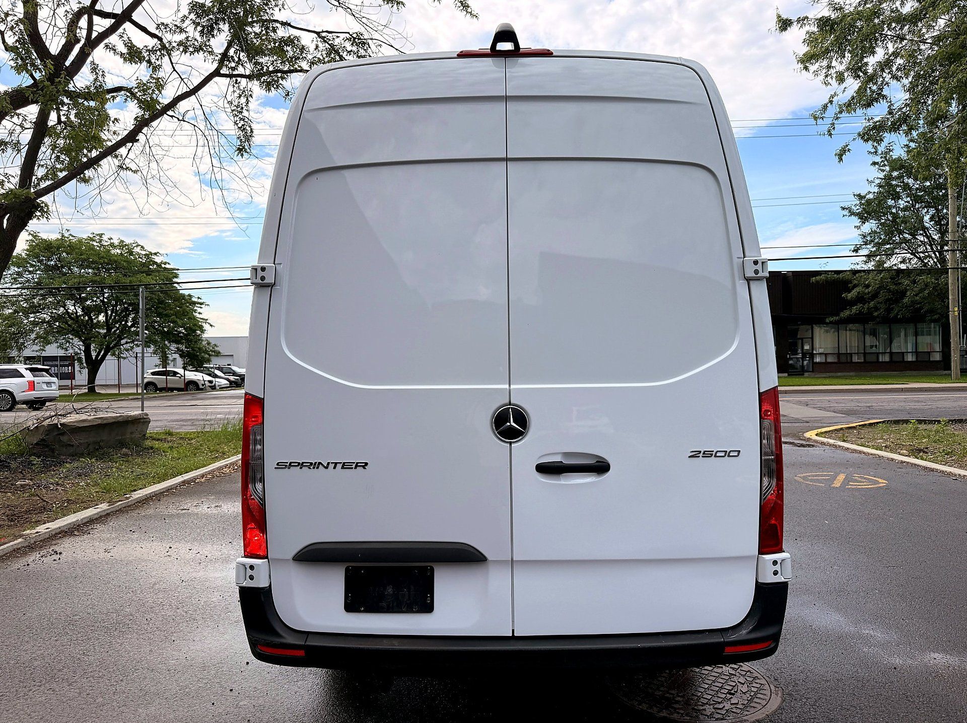 Mercedes-Benz Sprinter Cargo Van 2023 - Image 4