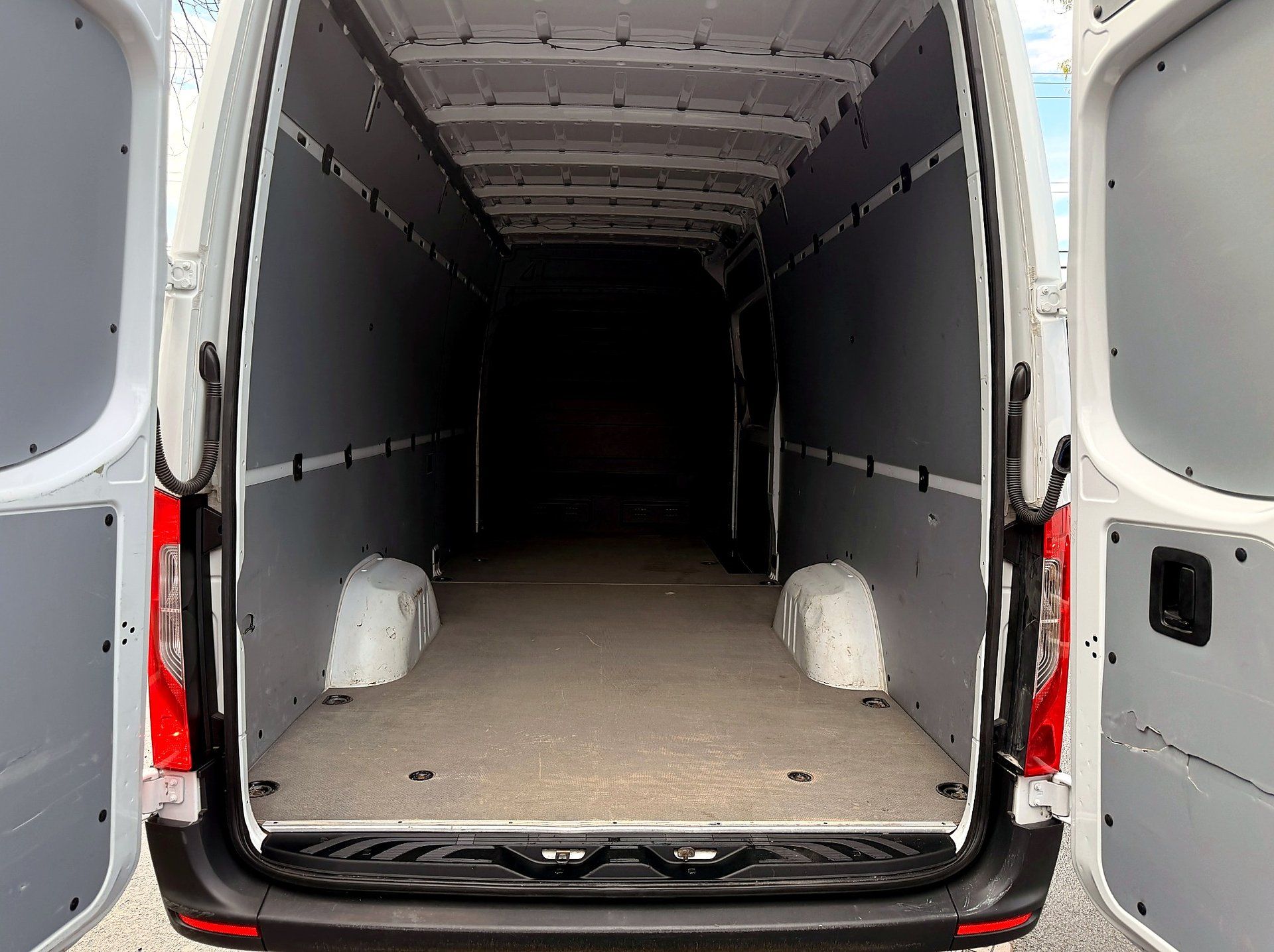 Mercedes-Benz Sprinter Cargo Van 2023 - Image 15
