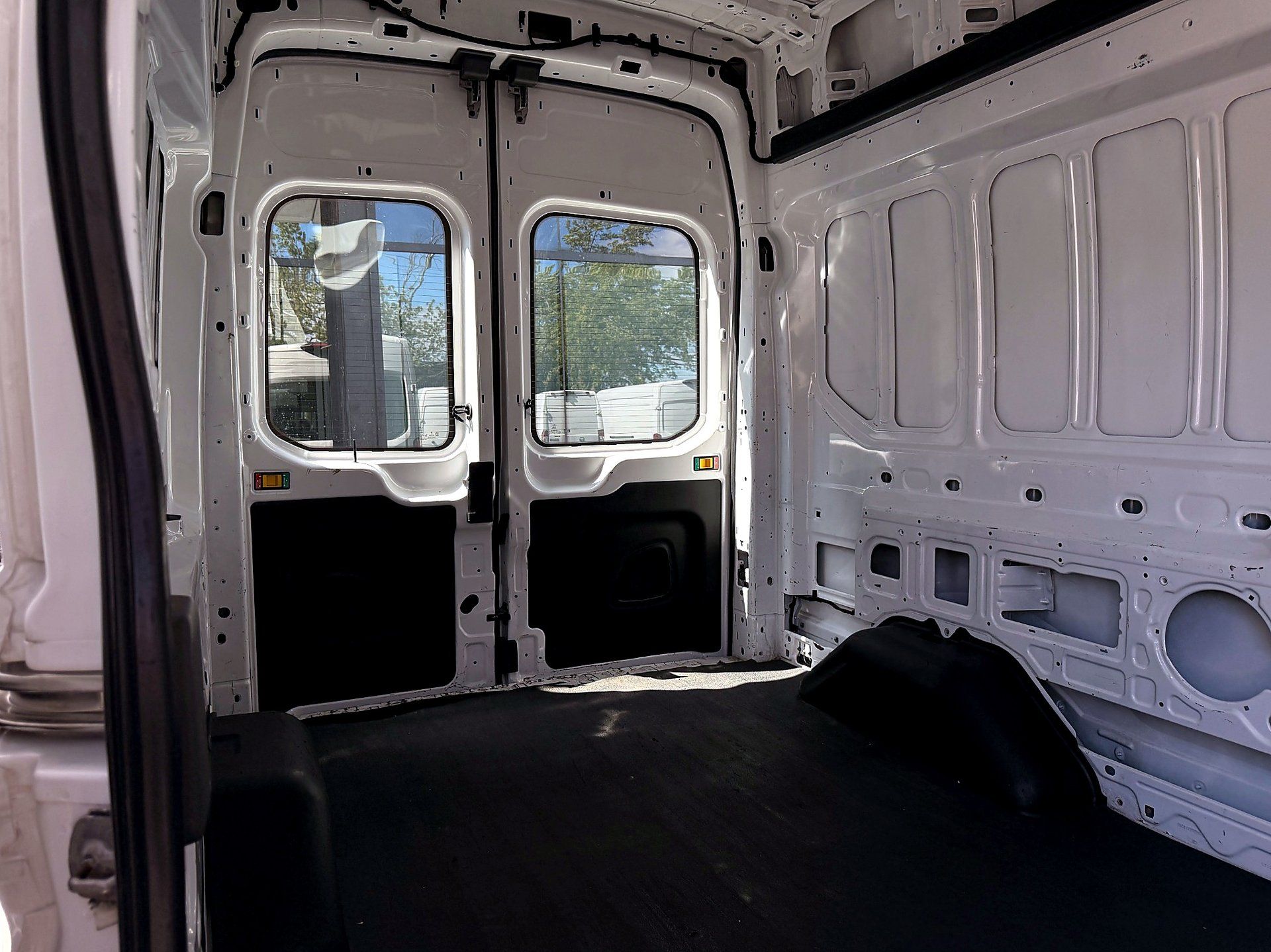 Ford Transit Cargo Van 2022 - Image 13