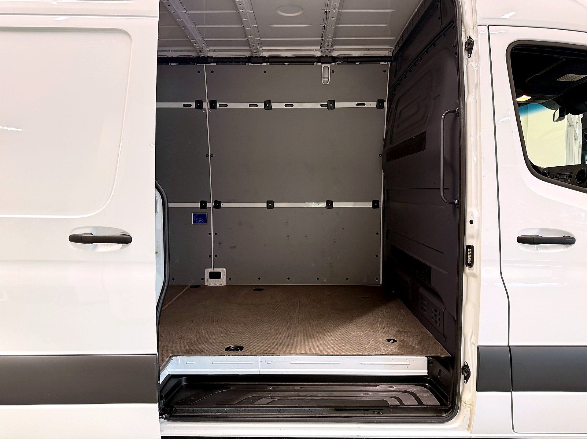 Mercedes-Benz Sprinter Cargo Van 2025 - Image 13