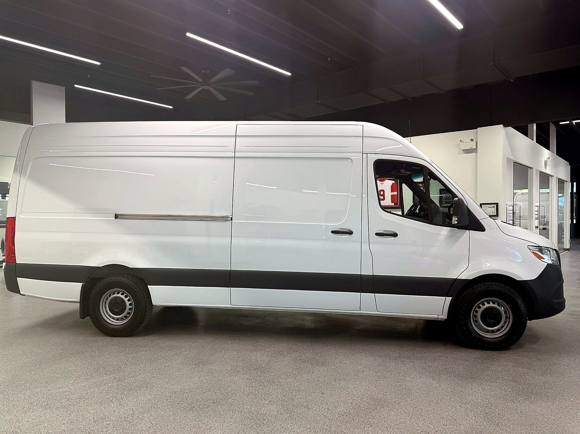 Mercedes-Benz Sprinter Cargo Van 2025 - Image 6
