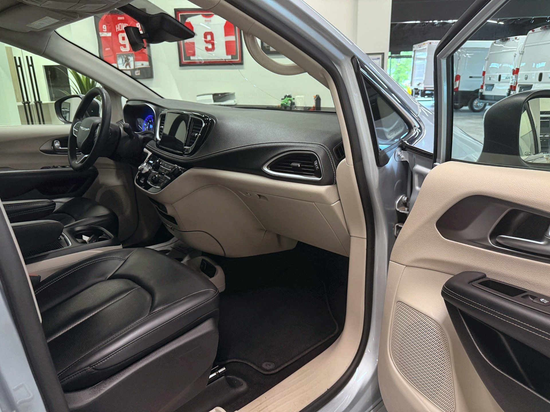 Chrysler Pacifica 2023 - Image 11