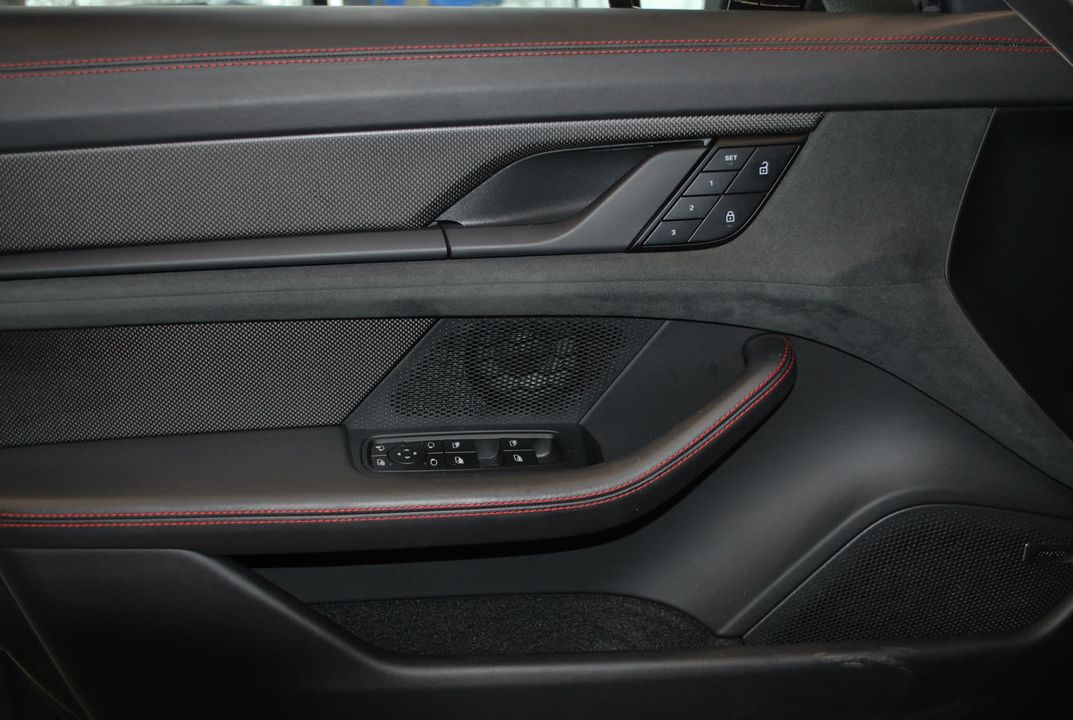 Porsche Taycan 2024 - Image 17