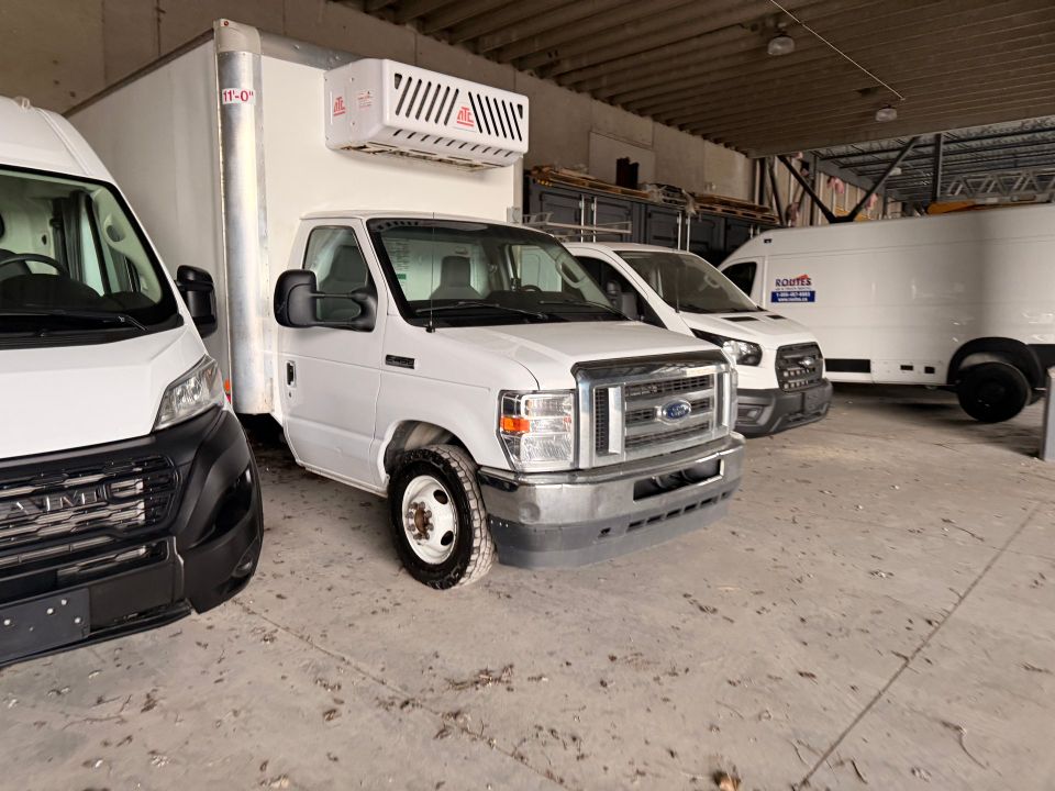 Ford Super Duty E-450 DRW 2022 - Image 2