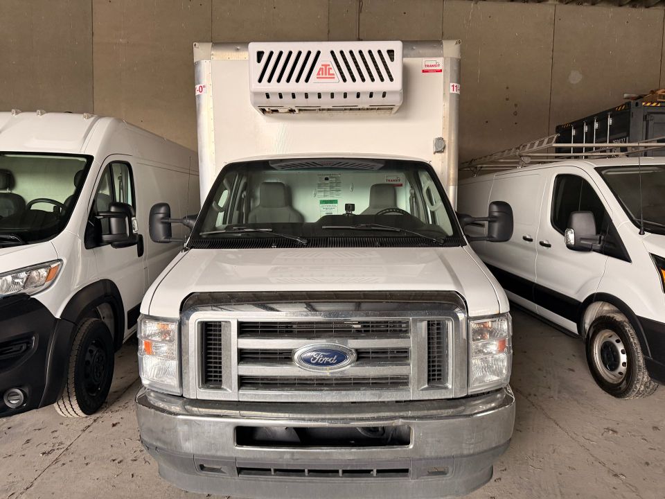 Ford Super Duty E-450 DRW 2022 - Image 3