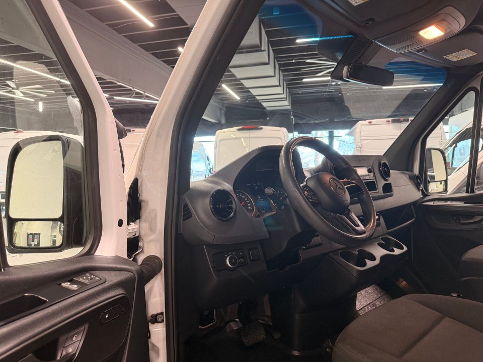 Mercedes-Benz Sprinter Cargo Van 2024 - Image 11
