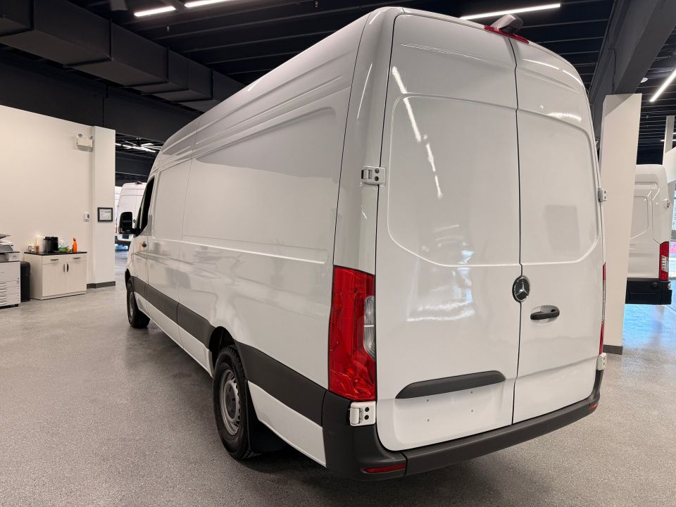 Mercedes-Benz Sprinter Cargo Van 2024 - Image 3