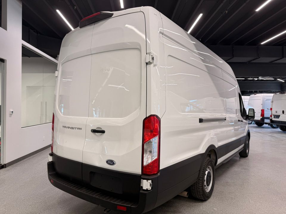 Ford Transit Cargo Van 2023 - Image 5