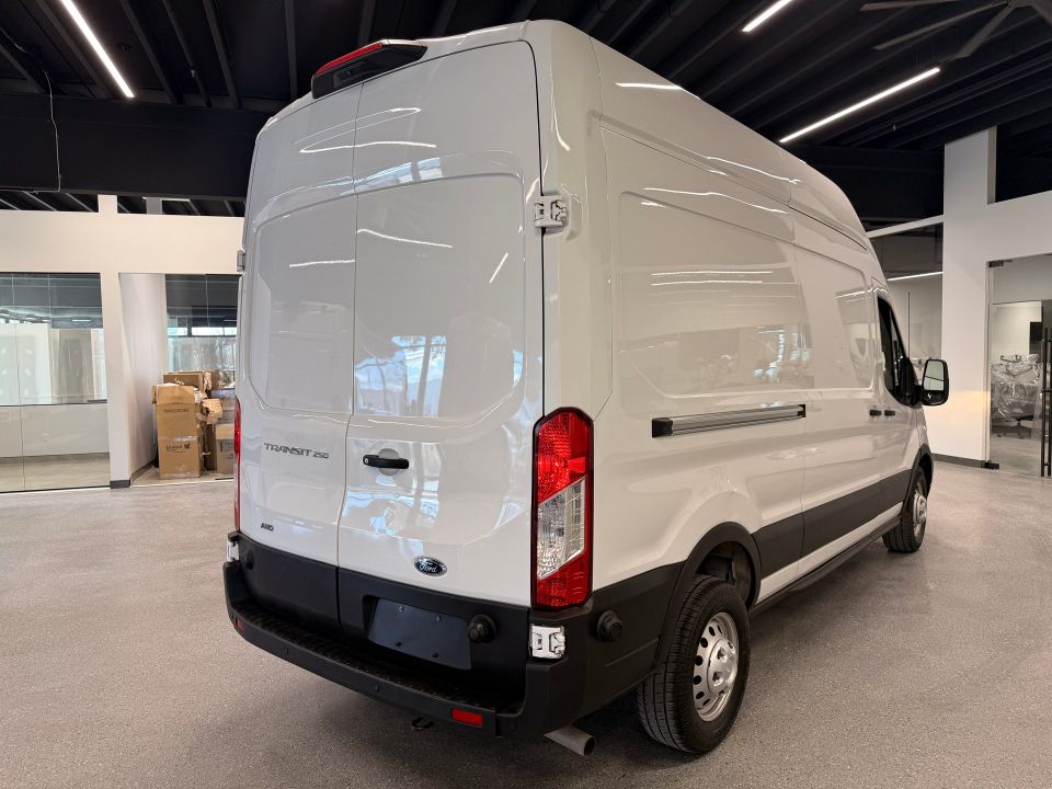 Ford Transit Cargo Van 2023 - Image 5