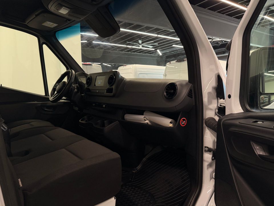 Mercedes-Benz Sprinter Cargo Van 2021 - Image 12