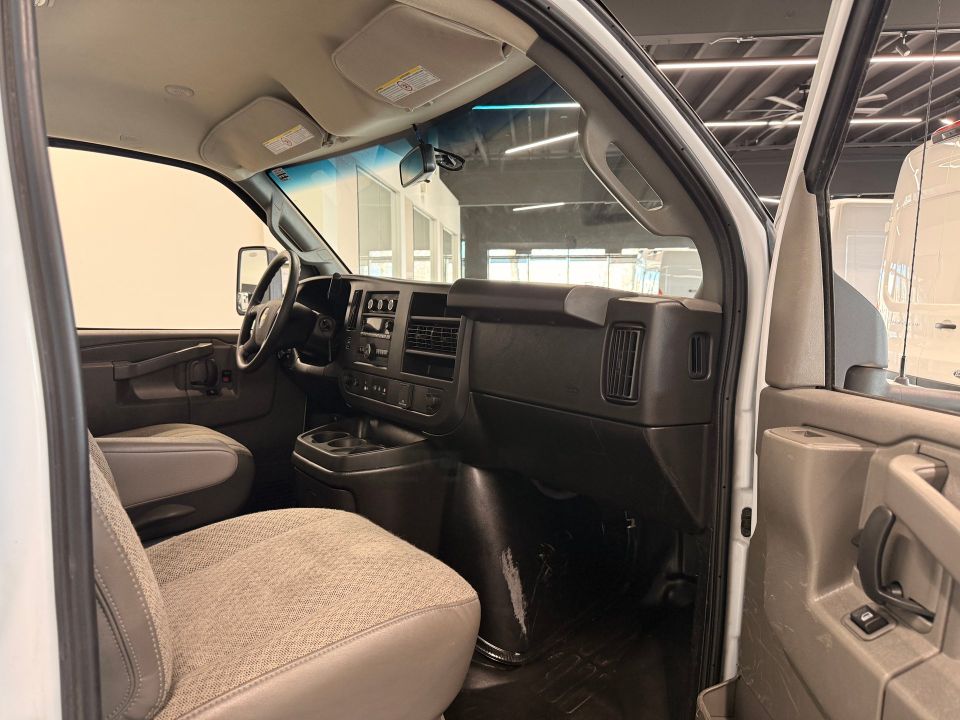 Chevrolet Express Cutaway 2024 - Image 14