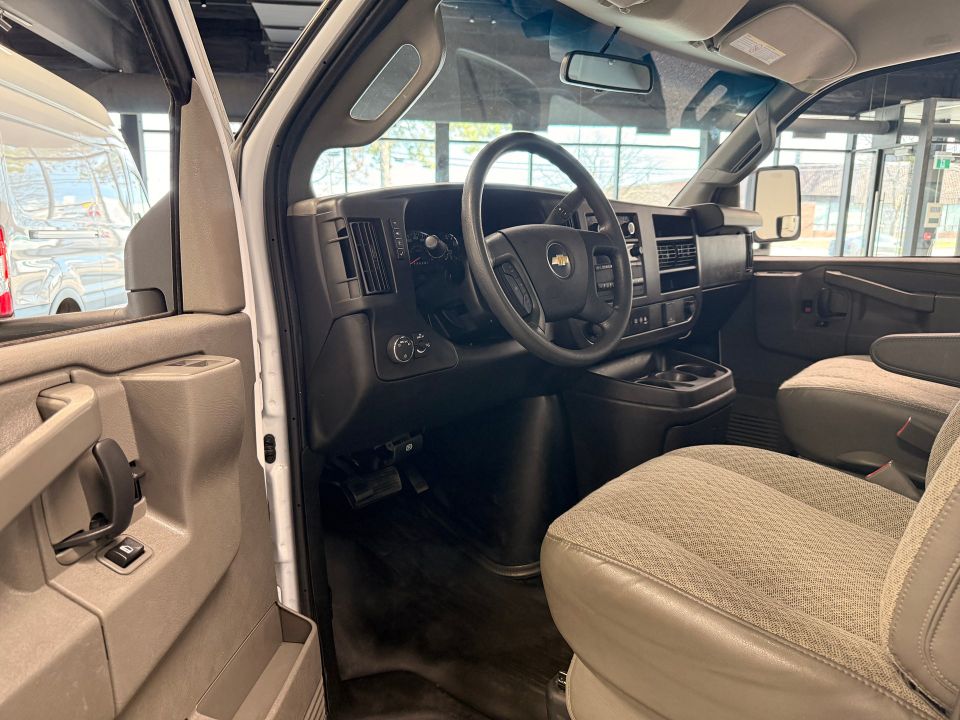Chevrolet Express Cutaway 2024 - Image 13