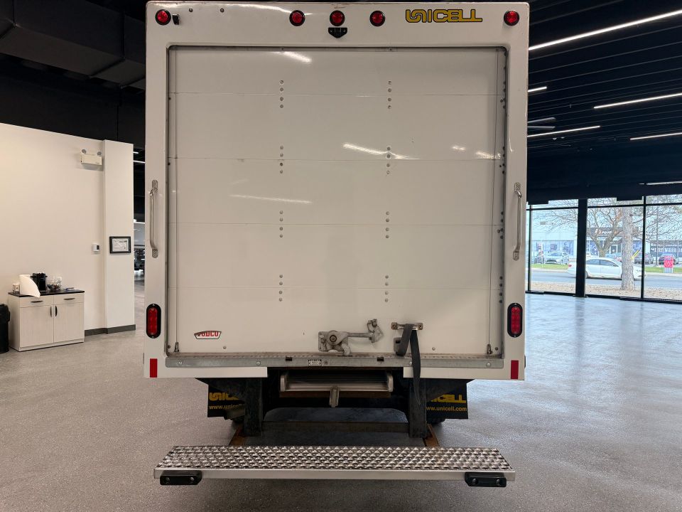 Chevrolet Express Cutaway 2024 - Image 4