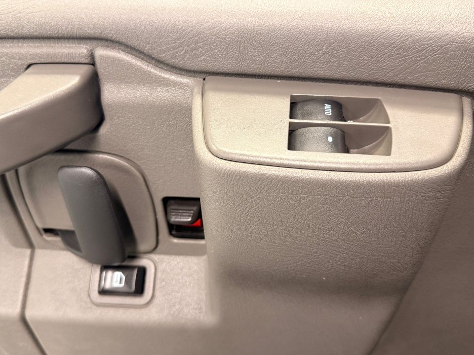 Chevrolet Express Cutaway 2024 - Image 18